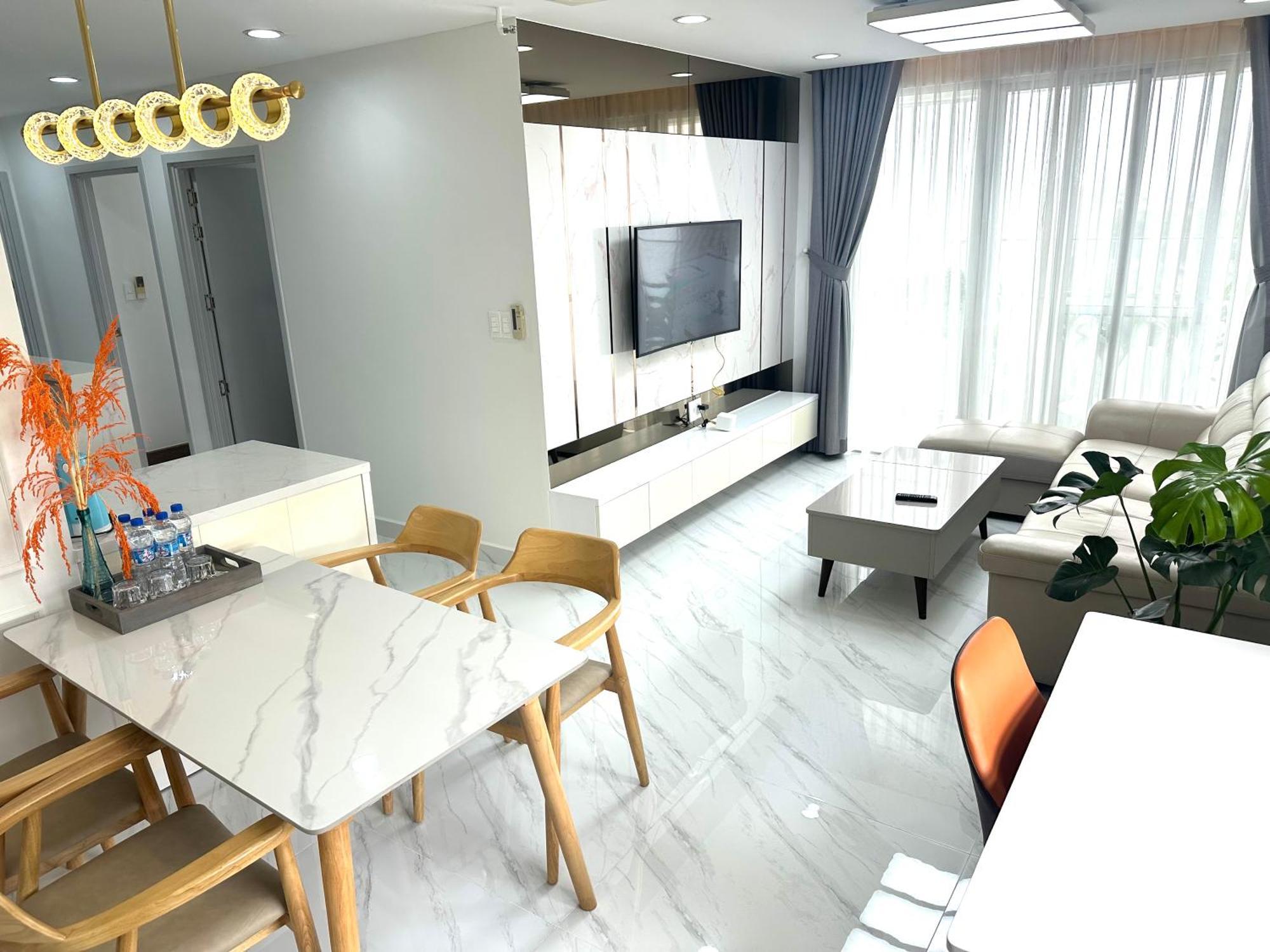 Căn hộ Three Bedrooms In Scenic Valley 2 *